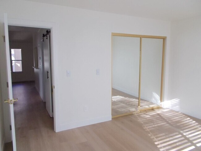 Building Photo - Elegant upstairs condo with modern upgrades and private balcony.