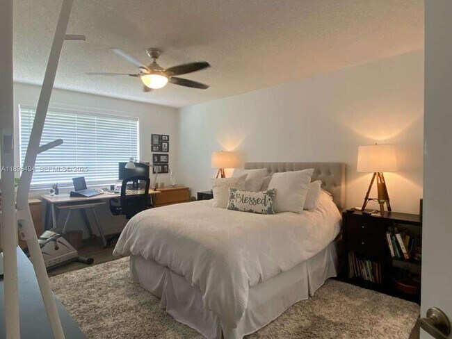 Building Photo - 2278 SE 27th Dr