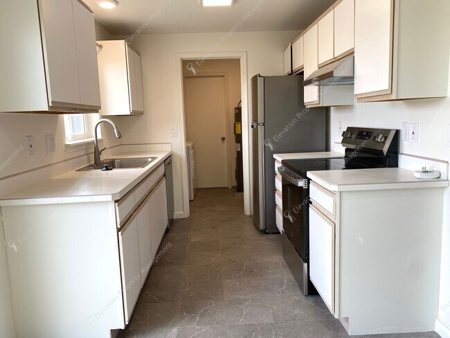 Building Photo - Bright Redmond Duplex — Steps from Umatilla Sports Complex, Garage & Fenced Yard