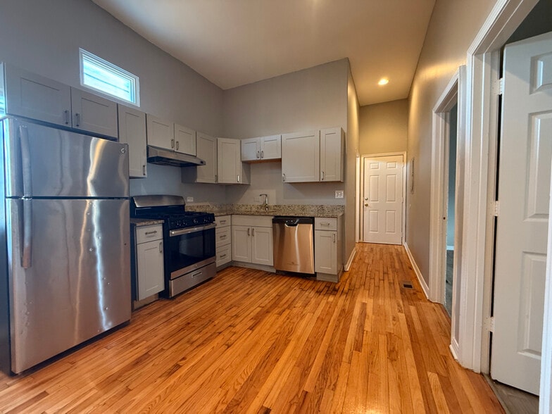 Building Photo - 5906 S La Salle St