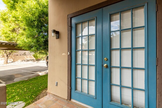 Building Photo - 1446 E Grovers Ave