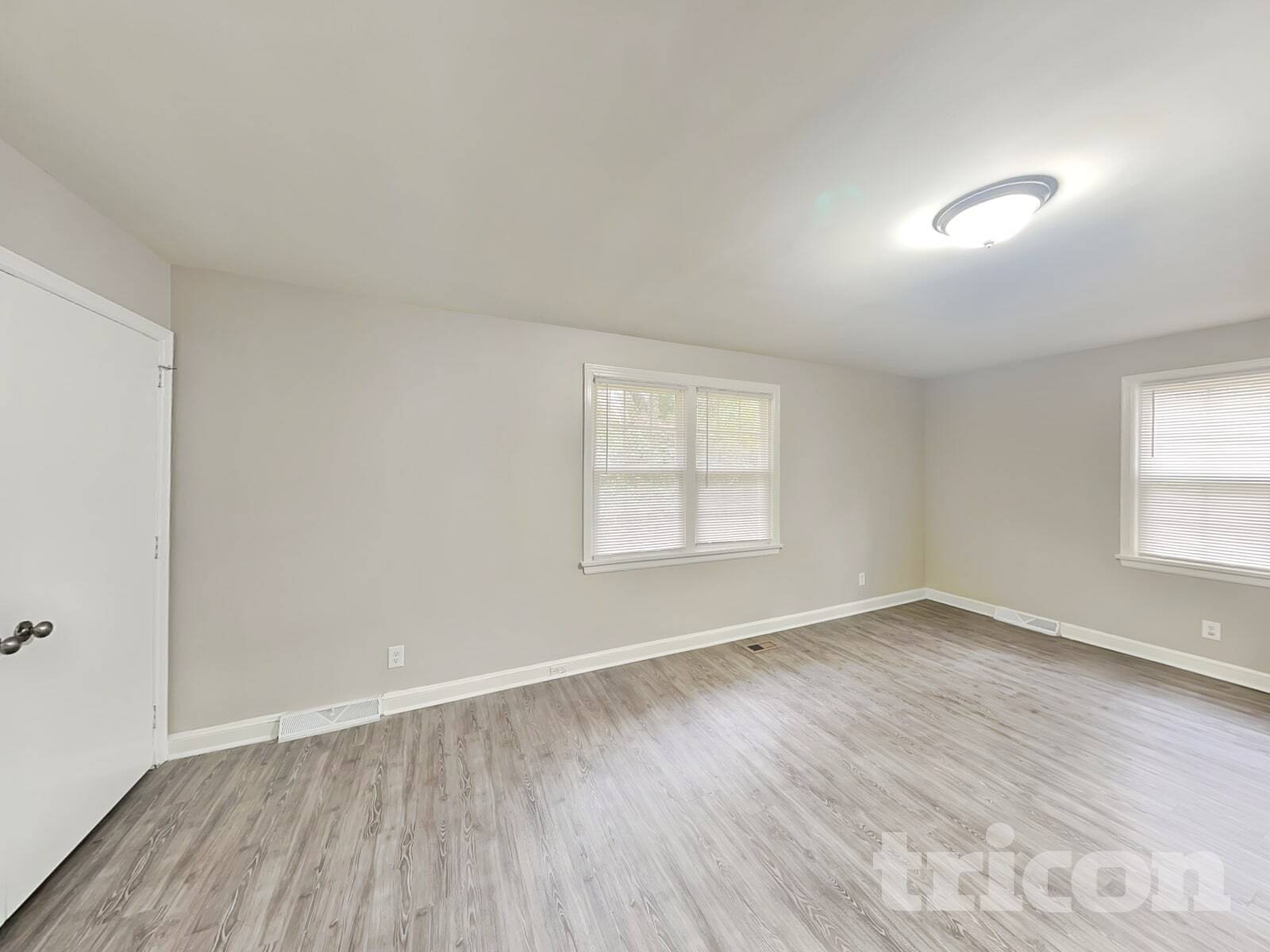 Building Photo - 1122 Paramount Cir