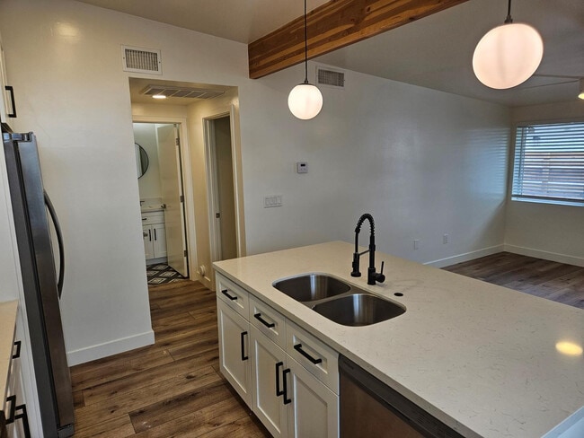 Building Photo - 6623 E Cheery Lynn Rd