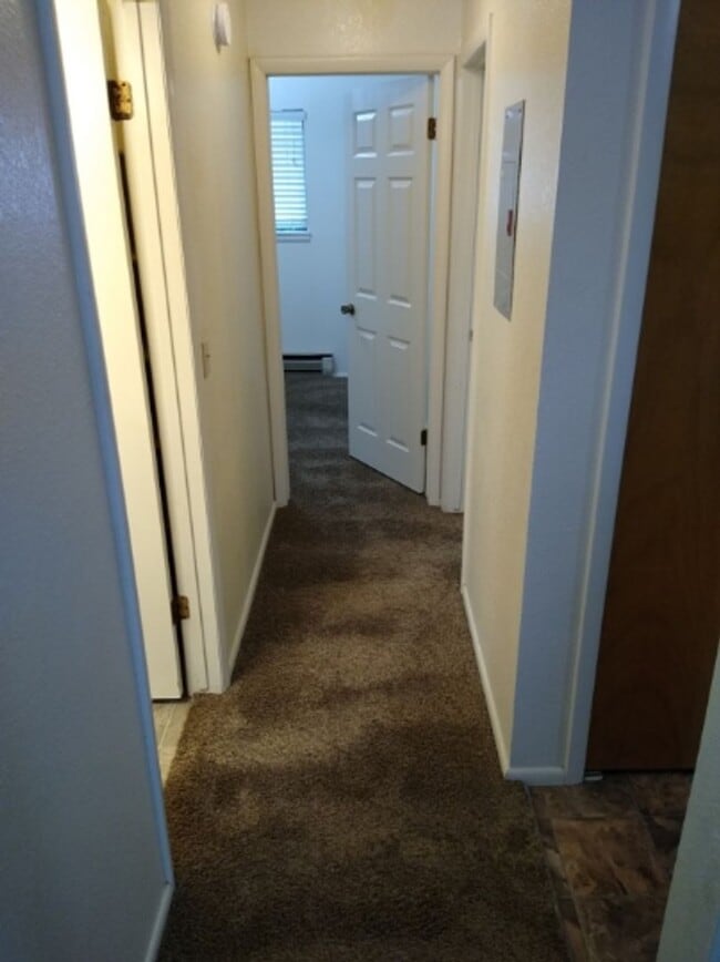 Building Photo - 2 bedroom 1 bath apartment very close to SUU!