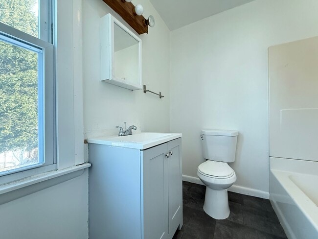 Building Photo - FOR RENT- Spacious 4 Bedroom 2 Bath Home in Penns Grove $2000