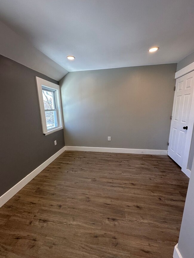 Building Photo - Beautiful renovated 2 bed, 1 bath