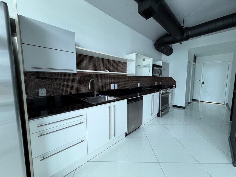 Building Photo - 690 SW 1st Ct