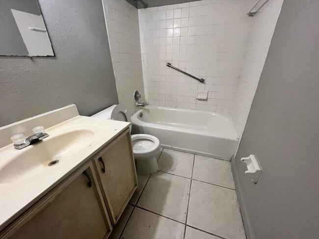 Building Photo - Spacious 3 Bed/2 Bath Condo on Las Palmas ...
