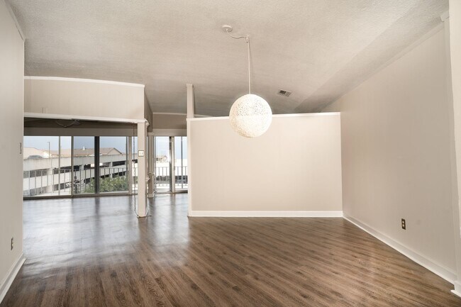 Building Photo - 823 S Water St