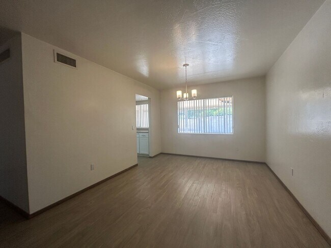 Building Photo - 2141 E Manhatton Dr