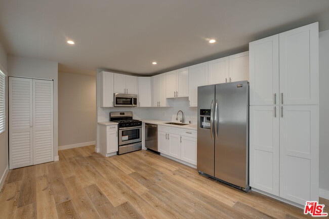 Building Photo - 4703 W St Charles Pl