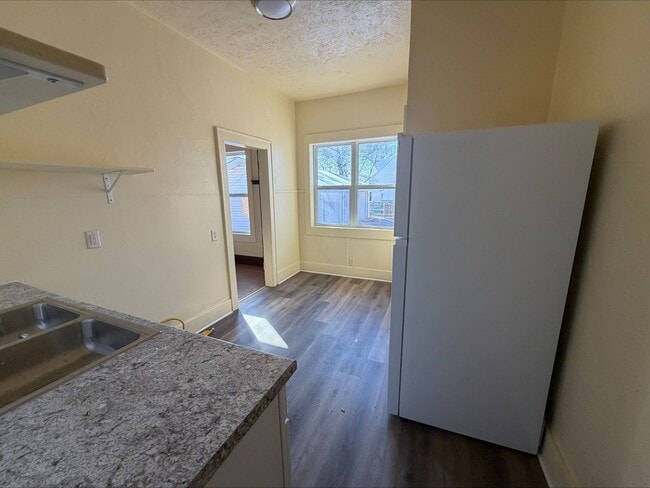 Building Photo - 2 bed 1 bath House for rent!