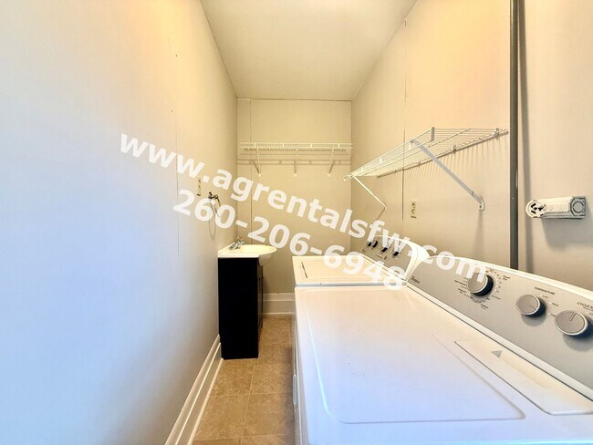 Building Photo - 3 Bedroom House