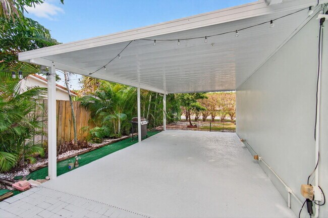 Building Photo - 699 NW 16th Ave