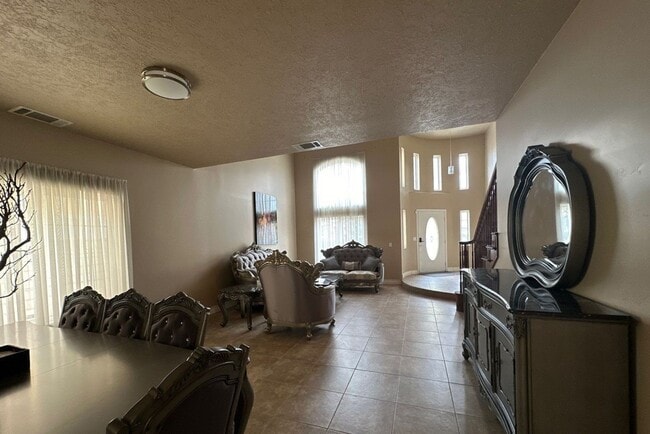 Building Photo - Spacious 5-bedroom, 3-bathroom short-term ...