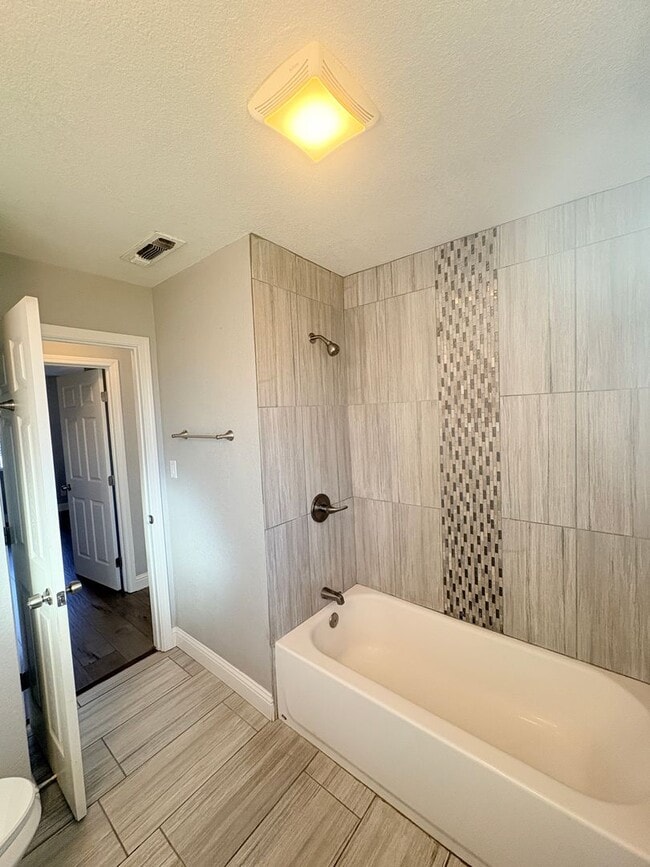 Building Photo - 1524 Gladstone Dr