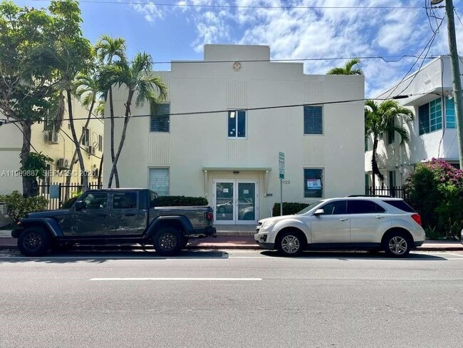 Building Photo - 7928 Harding Ave