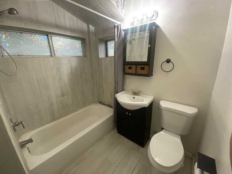 bathroom 1 - 531 E Chestnut St