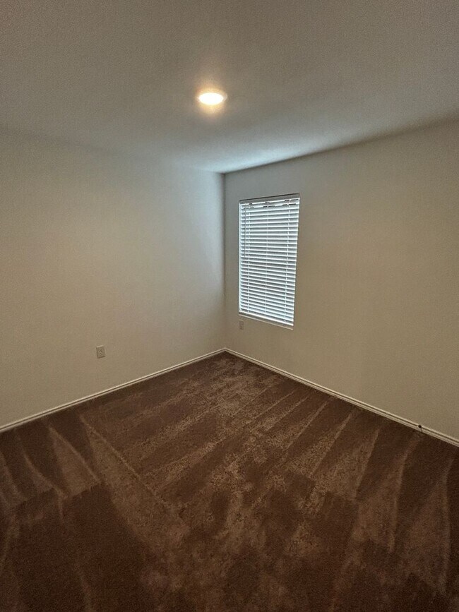 Building Photo - VIDA Subdivison - 4bed 2 bath Home