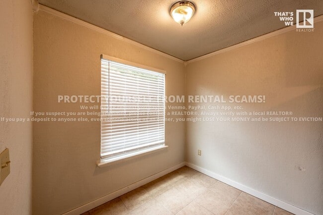 Building Photo - 2102 Blueberry Ln