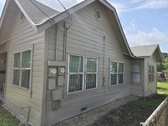 Building Photo - 2236 N Interstate 35 - 2026-76
