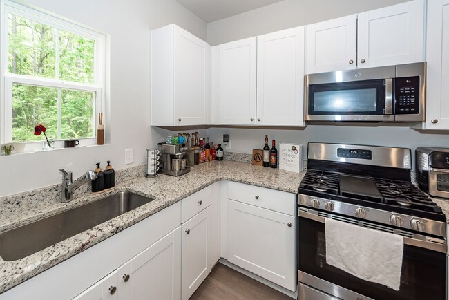 Building Photo - 3 Bedroom 2.5 Bath Single Family Home in W...