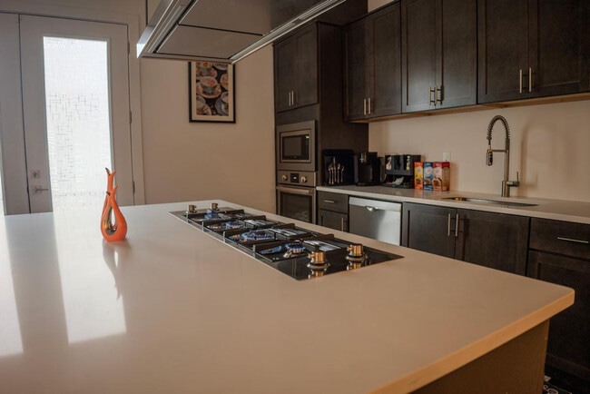 Building Photo - 1680 Memorial Dr SE