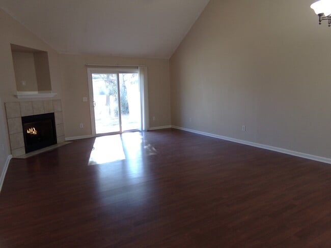 Building Photo - 423 Nordhoff St