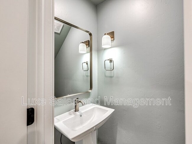 Building Photo - 614 W 2nd St