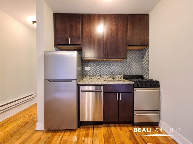 Building Photo - 819 W Cornelia Ave