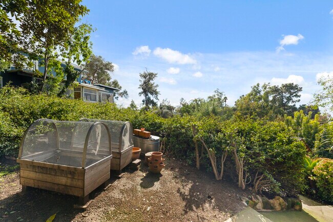 Building Photo - 1409 Avon Park Ter