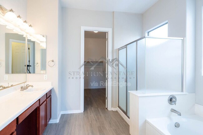 Building Photo - 2425 E Redwood Ct