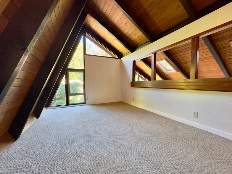 Building Photo - 6583 Valley View Rd