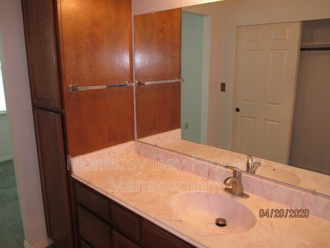 Building Photo - 61 Glen Lake Dr