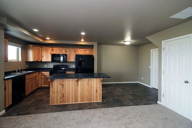 Building Photo - Reserve this Twin Home in a COZY Neighborhood Available Now!