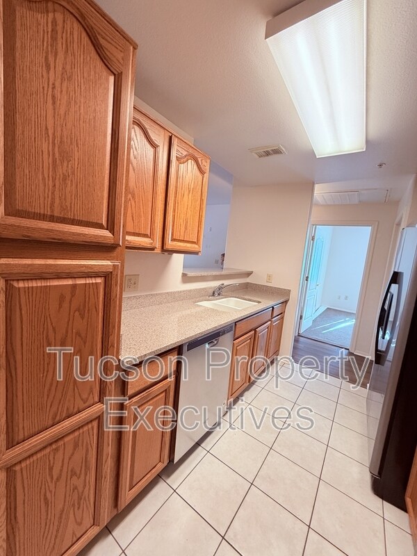 Building Photo - 2550 E River Rd