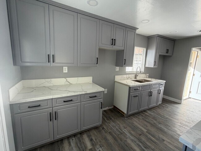 Building Photo - Newley Remodeled 3 BD 2 BA house with Big lot in SW Bakersfield
