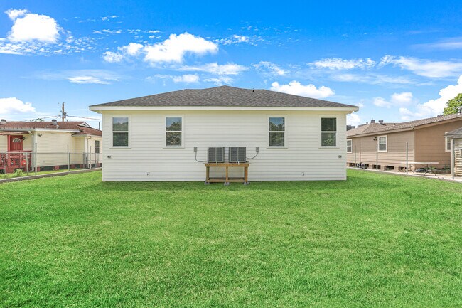 Building Photo - 406 Community St