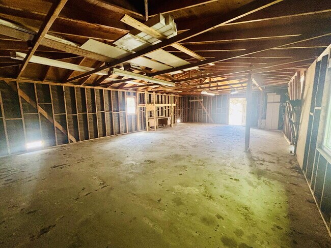 Building Photo - House on 5 acres in the serene mountains o...