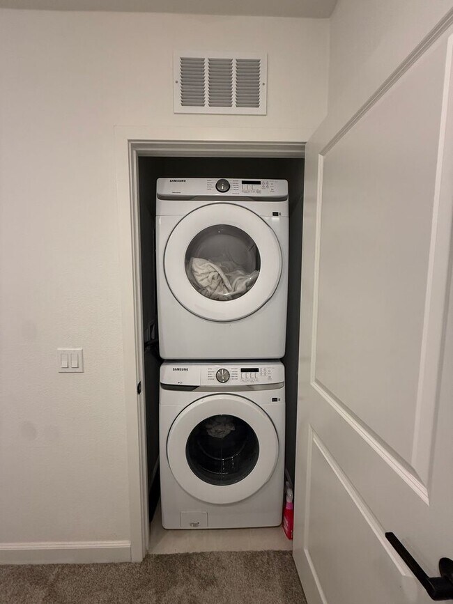 Building Photo - New Construction Town Home