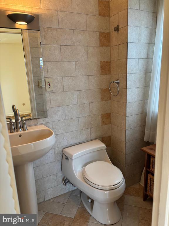 Building Photo - 1249 Derbyshire Rd