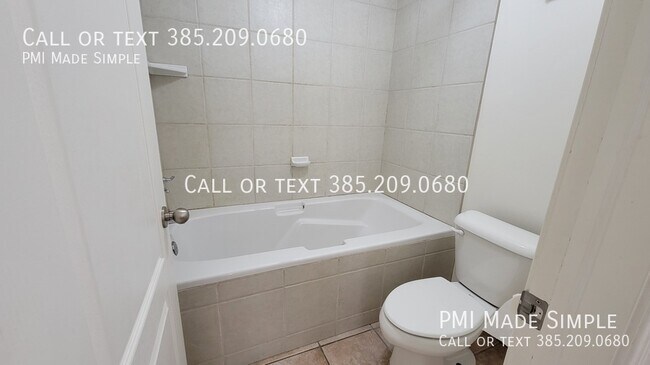 Building Photo - 3042 E Somerset Dr