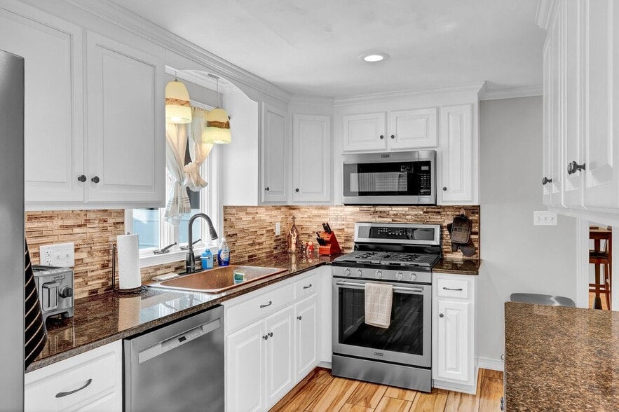 Building Photo - 75 Glenwood Dr