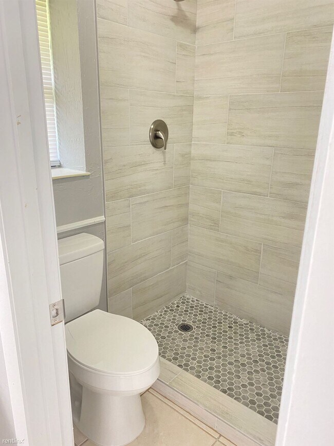 Building Photo - 3 br, 2 bath Duplex - 16A Brelyn Pl