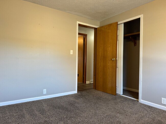 Building Photo - Bright and spacious split-entry home with a finished lower level, large yard, and plenty of updates!