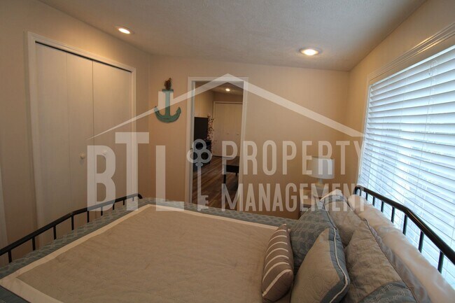 Building Photo - Fully Furnished Cape Fair Home Near Table Rock Lake