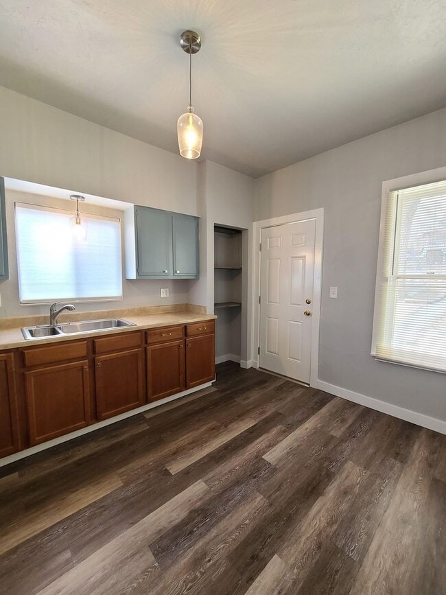 Building Photo - Historic 3 Bedroom West Side Home