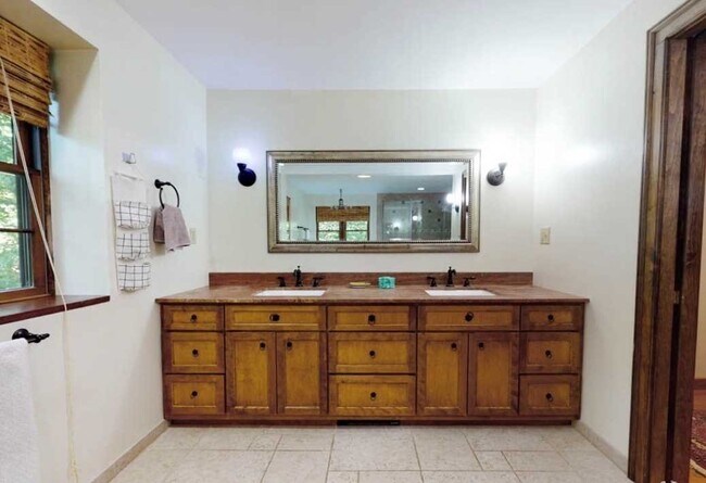 Building Photo - 74 Hilltop Rd