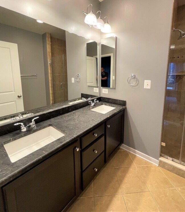 Building Photo - Lovely 3 BR/3.5 BA Townhome in Brookline!