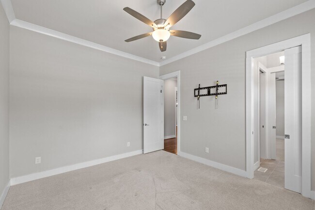 Building Photo - **Luxury 4/4 with Fenced in Yard**